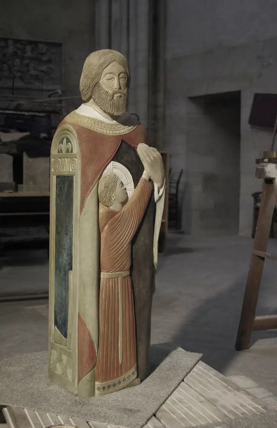 Pierre calcaire polychrome, hauteur 80 cm.